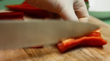 Şefin elleri taze kırmızı dolma biber dilimliyor. quesadillas yapma süreci