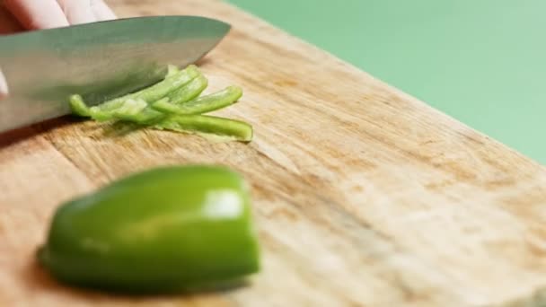 Chef mani tagliando fresco dolce peperone verde. Processo di fabbricazione delle quesadillas — Video Stock