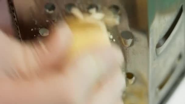 Vista macro de las manos de los chefs rallando queso. Proceso de elaboración de quesadillas — Vídeos de Stock