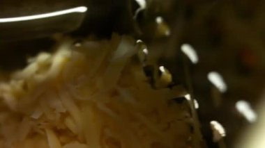 Şef rendelenmiş peynirin Macro manzarası. quesadillas yapma süreci