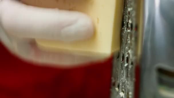 Macro uitzicht op chef-koks handen raspende kaas. Proces van het maken van quesadillas — Stockvideo