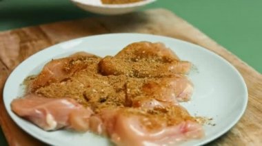 Tabağa taze çiğ tavuk göğsüne Meksika baharatı ekliyorum. Quesadilla yapma süreci. Sanatsal çekim
