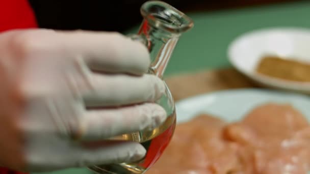 生の鶏の胸肉の上にひまわり油を盛ります。ケサディラを作る過程 — ストック動画