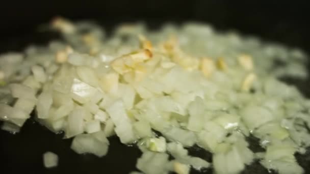 Cipolla fresca tritata e aglio essere fritti su una padella. Processo di fabbricazione delle quesadillas — Video Stock