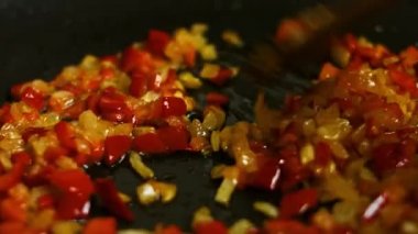 Taze kırmızı dolmalık biber, soğan ve sarımsak tavada kızartılıyor. Dolguyu qesadillas için hazırlıyorum. quesadillas yapma süreci