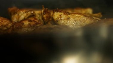 Meksika baharatlı tavuk göğsü kızartma tavasında kızartılıyor. quesadillas yapma süreci