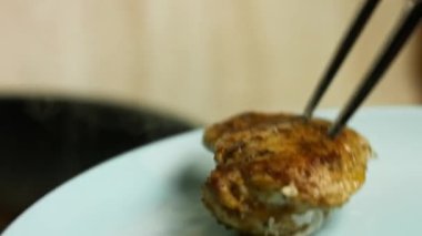 Meksika baharatlı baharatlı tavuk göğsünü bir tabağa koymak. quesadillas yapma süreci