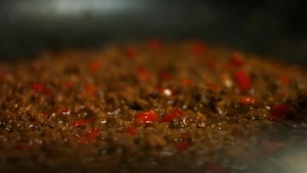 Saftigt malda nötkött och andra ingredienser matlagning på en stekpanna. Förbereder fyllningen för qesadillas. Process för att göra quesadillas — Stockvideo