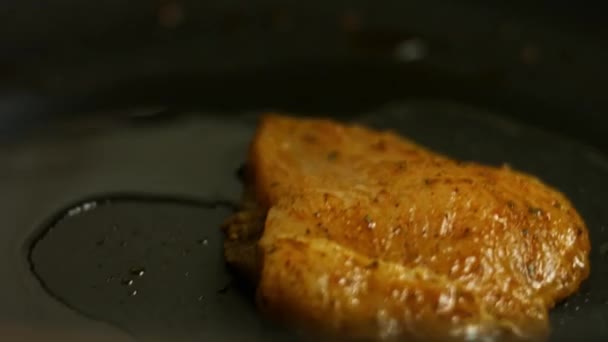 メキシコのスパイスミックスをかけた新鮮な生鶏の胸肉をフライパンで揚げます。ケサディラを作る過程 — ストック動画
