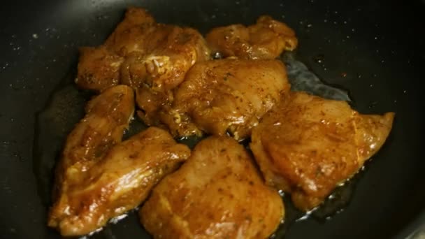 メキシコのスパイスミックスをかけた新鮮な生鶏の胸肉をフライパンで揚げます。ケサディラを作る過程 — ストック動画