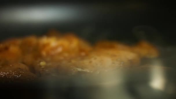 Färsk rå kyckling bröst kryddat med mexikanska krydda blandning stekt på en stekpanna. Processen att göra quesadillas. Makroutsikt — Stockvideo