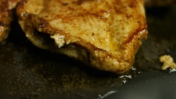 Kip borst gekruid met Mexicaanse kruidenmix wordt gebakken op een koekenpan. Proces van het maken van quesadillas. Macro-weergave — Stockvideo