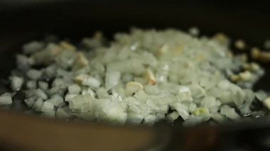 Tavada kızartılan taze soğan ve sarımsak. quesadillas yapma süreci