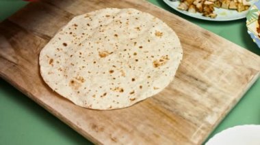 Rendelenmiş peynirli un tortilla. Meksika usulü et, peynir ve sebzeli quesadilla yapma süreci.