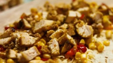 Kızarmış tavuk göğsü, rendelenmiş peynir ve sebzelerle dolu un tortilla. Meksika usulü quesadillas yapma süreci. Makro