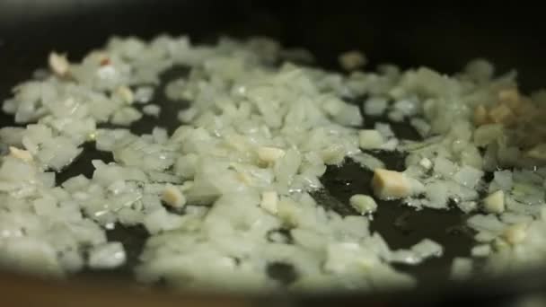 Dodawanie siekaną zieloną paprykę do cebuli i czosnku smażone na patelni. Proces wytwarzania quesadillas — Wideo stockowe