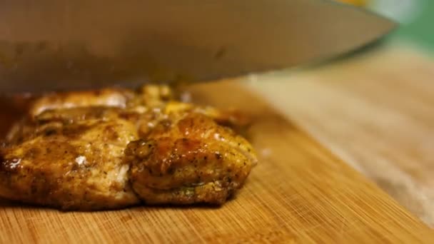 Gebratene Hühnerbrust mit mexikanischer Gewürzmischung wird auf einem Holzschneidebrett gehackt. Prozess der Herstellung von Quesadillas — Stockvideo