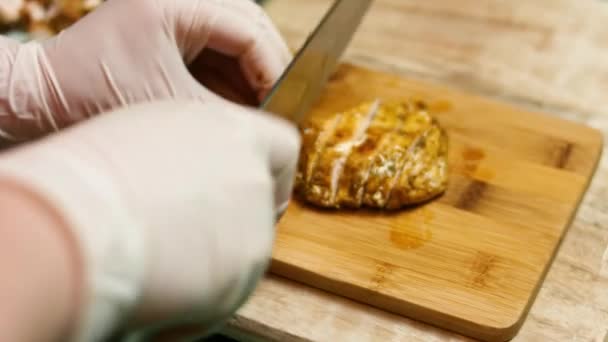 Stekt kycklingbröst kryddat med mexikansk kryddblandning som hackas på en träskärbräda. Process för att göra quesadillas — Stockvideo