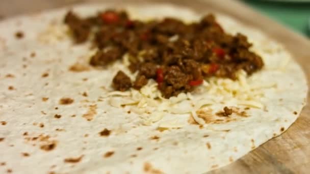 Rendelenmiş peynir, kıyma ve sebzelerle dolu un tortilla. Meksika usulü et, peynir ve sebzeli quesadilla yapma süreci. — Stok video