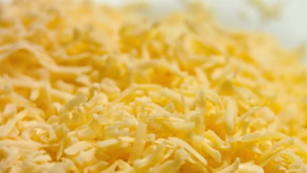 Tortilla de farinha de enchimento com queijo ralado. Processo de fabricação de quesadillas mexicanas com carne de frango, queijo e legumes — Vídeo de Stock