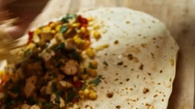 Kızarmış tavuk göğsü, rendelenmiş peynir ve sebzelerle dolu un tortilla 'ya ikinci kat peynir ekliyorum. Meksika usulü quesadillas yapma süreci