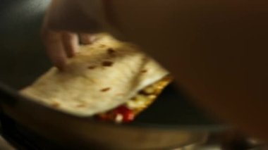 Kızartma tavasında taze sarılmış tavuk quesadilla kızartıyorum. Quesadilla 'yı teslim ediyorum. Meksika usulü quesadillas yapma süreci