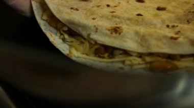 Kızartma tavasında taze sarılmış sebzeli quesadilla kızartıyorum. Meksika usulü quesadillas yapma süreci