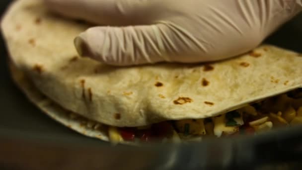 Frissen csomagolt csirkés quesadillát sütök egy serpenyőben. Mexikói quesadillák készítésének folyamata — Stock videók