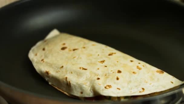 Frying a freshly wraped chicken quesadilla on a frying pan. Taking off the cover. Process of making mexican quesadillas — Stock Video