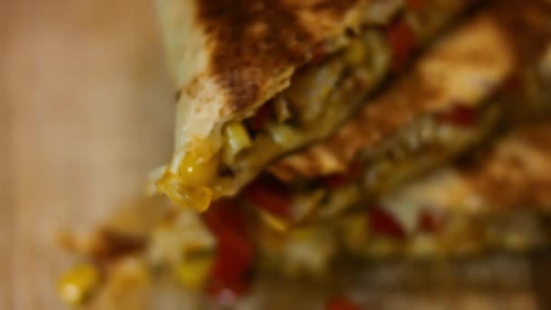 Makró kilátás frissen sült forró csirke quesadilla egy fa vágódeszka. Mexikói quesadillák készítésének folyamata. Lassított felvétel — Stock videók