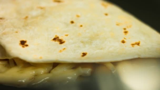 Freír una quesadilla de verduras recién envuelta en una sartén. Proceso de hacer quesadillas mexicanas. Vista macro — Vídeo de stock