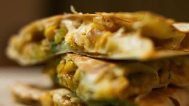 Proaspăt prăjită quesadilla de legume fierbinți pe o placă de tăiere din lemn. Procesul de fabricare a quesadilelor mexicane. Vizualizare macro, încetinire — Videoclip de stoc