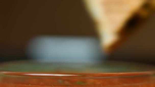 木のまな板の上にサルサと揚げたてのホット野菜のケサディーヤのマクロビュー。メキシコのケサディラを作るプロセス — ストック動画