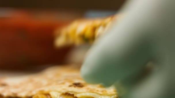 Macro uitzicht op vers gebakken hete groenten quesadilla doordrenkt in salsa. Proces van het maken van Mexicaanse quesadillas — Stockvideo