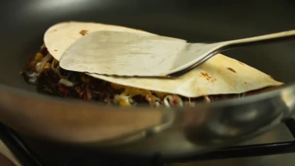 Fritar uma carne de vaca recém-embalada quesadilla em uma panela de ato de fritar. Processo de fabricação de quesadillas mexicanos — Vídeo de Stock