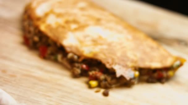 Frissen sült marhahús quesadilla egy fa vágódeszkán. Mexikói quesadillák készítésének folyamata — Stock videók