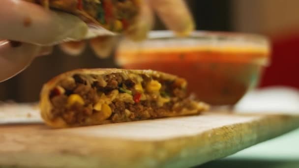 Frissen sült meleg marhahús quesadilla és salsa egy fa vágódeszkán. Mexikói quesadillák készítésének folyamata. Oldalnézet — Stock videók