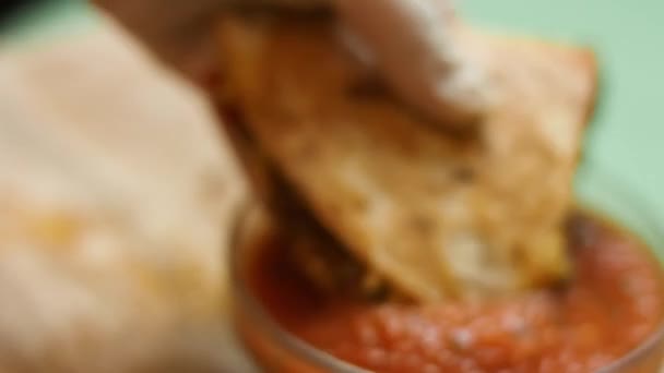 Vers gebakken heet rundvlees quesadilla doordrenkt in salsa. Proces om Mexicaanse quesadillas te maken. Macro-weergave — Stockvideo