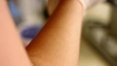 Demlikteki kaynar suya bir çorba kaşığı tuz dökmek. Fırında kızartılmış patates pişirme süreci. Makro görünüm