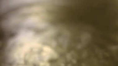 Bir çay kaşığı kabın içindeki kaynar suya kabartma tozu döküyorum. Fırında kızartılmış patates pişirme süreci. Sanatsal çekim