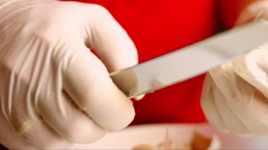 Sarımsak soyan kadın elleri. Fırında kızartılmış patates pişirme süreci. Sanatsal çekim