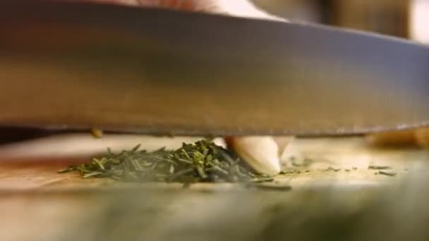 Mãos femininas cortando folhas frescas de um galho de alecrim em uma tábua de corte de madeira. Processo de cozinhar batatas assadas forno perfeito. Prazo de validade — Vídeo de Stock