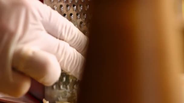 Weibliche Hände reiben Knoblauchzehen. Prozess der Zubereitung perfekter Bratkartoffeln im Ofen — Stockvideo