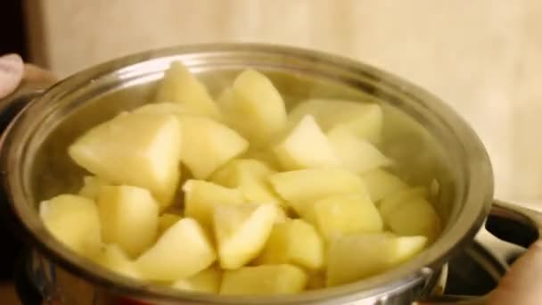 Forró vizet facsart a főtt arany burgonyából. A tökéletes sütőben sült burgonya főzésének folyamata — Stock videók