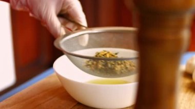 Kızarmış sarımsak ve doğranmış biberiye yapraklarının arasından geçiyor. Fırında kızartılmış patates pişirme süreci. Sanatsal çekim