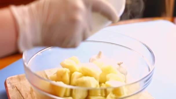 Adicionando óleo frito temperado a batatas douradas fervidas. Processo de cozinhar batatas assadas forno perfeito — Vídeo de Stock