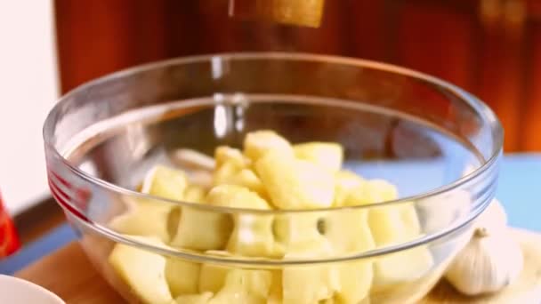 Lägga till svartpeppar till kokt gyllene potatis. Process för matlagning perfekt ugn rostad potatis — Stockvideo