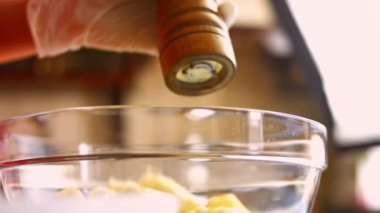 Haşlanmış altın patatese karabiber ekliyorum. Fırında kızartılmış patates pişirme işlemi.