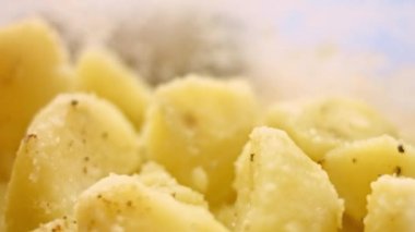 Cam kasede yağlı, tuzlu ve karabiberli haşlanmış altın patates. Fırında kızartılmış patates pişirme süreci. Makro görünüm