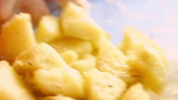 Agitar a tigela de vidro para misturar as batatas douradas fervidas com sal e pimenta preta. Processo de cozinhar batatas assadas forno perfeito. Vista macro — Vídeo de Stock